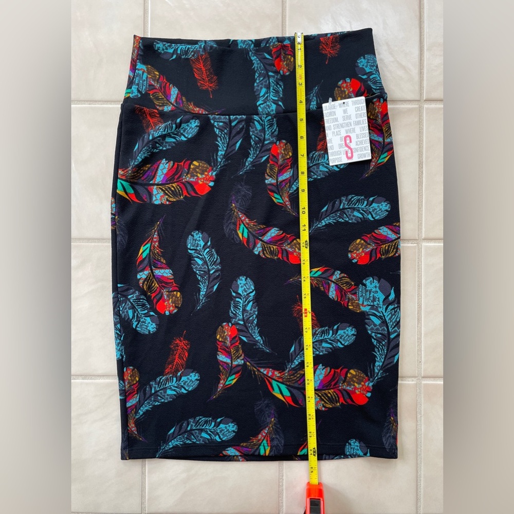 NWT Lularoe Cassie Pencil Skirt - Black, Red and Blue feather design - Size S - Picture 3 of 5